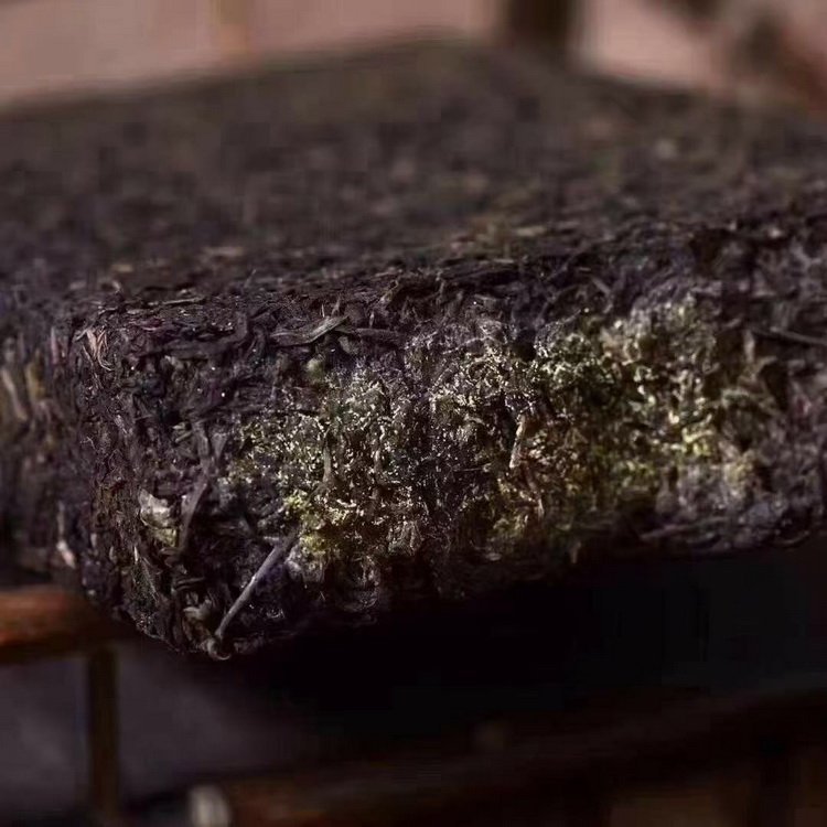 95年原料压制老茶砖 安化黑茶1000克龙茯2斤 金花茶手工茯砖_0f337f79.jpg
