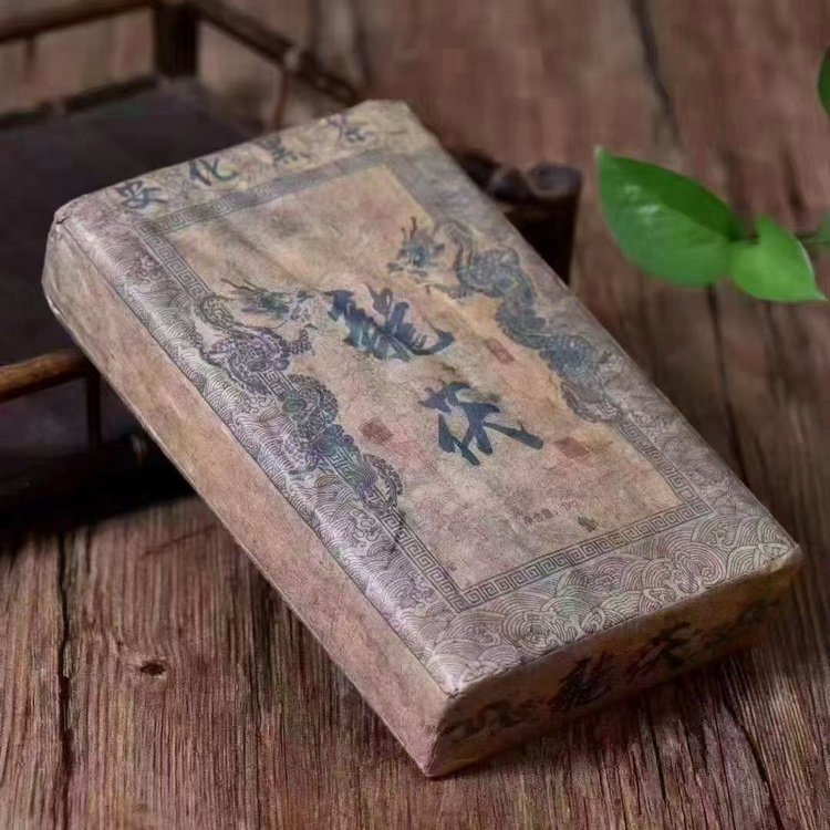 95年原料压制老茶砖 安化黑茶1000克龙茯2斤 金花茶手工茯砖_5044c702.jpg